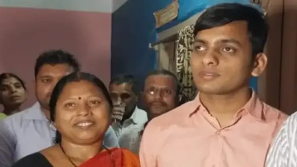 Bihar's Ravi Raj Cracks UPSC Without Sight, Mother Became His Eyes and Voice